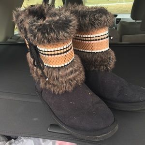 Size 9. Barely worn. Super warm and comfortable